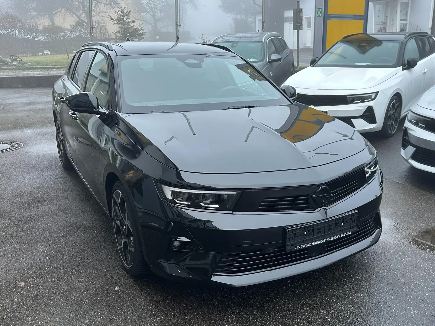 Opel Astra Ultimate Paket VollLedersitze ACCTempomat Glasdach Schwarz - 2