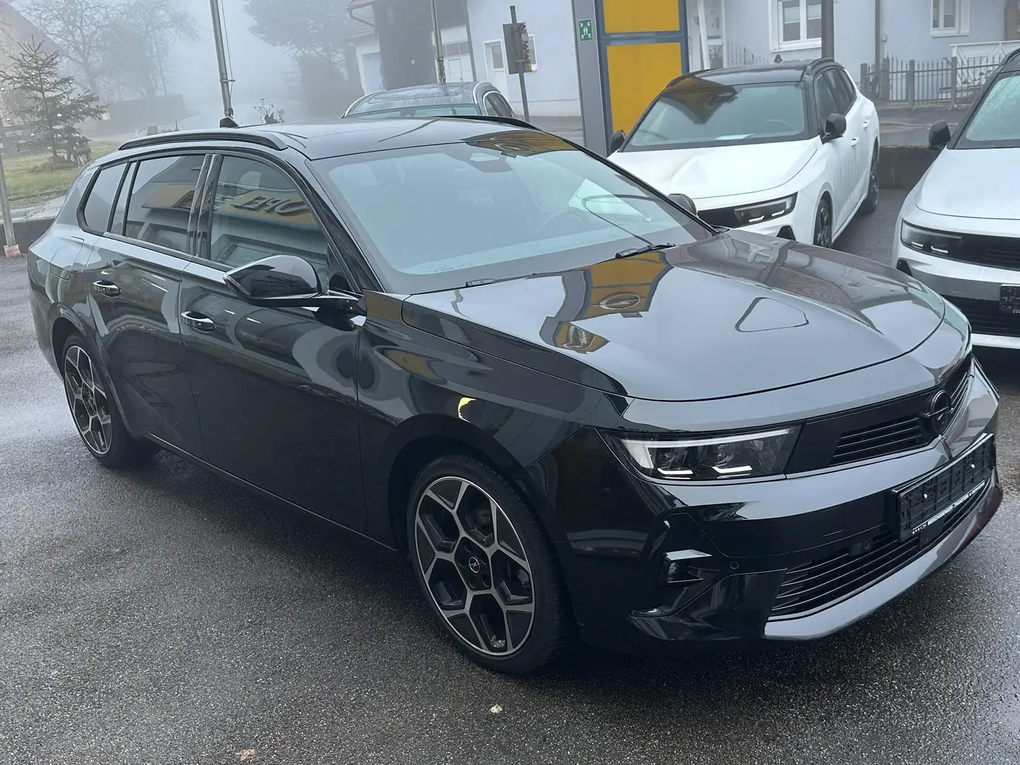 Opel Astra Ultimate Paket VollLedersitze ACCTempomat Glasdach Schwarz - 1