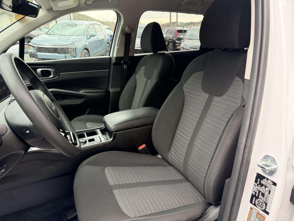 2024 Kia Sorento LX AWD thumb 8