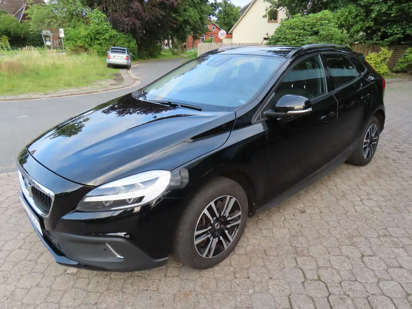 Volvo V40 Cross Country D3 Plus *Fahrschule*HU a.W. neu*AHK*Kamera*1.Hand* Schwarz - 2