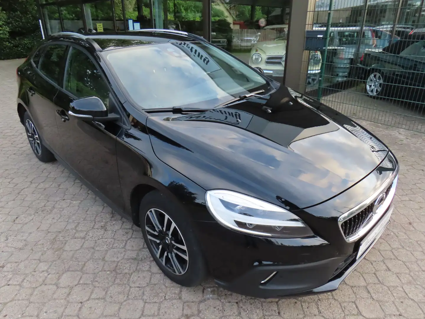 Volvo V40 Cross Country D3 Plus *Fahrschule*HU a.W. neu*AHK*Kamera*1.Hand* Schwarz - 1