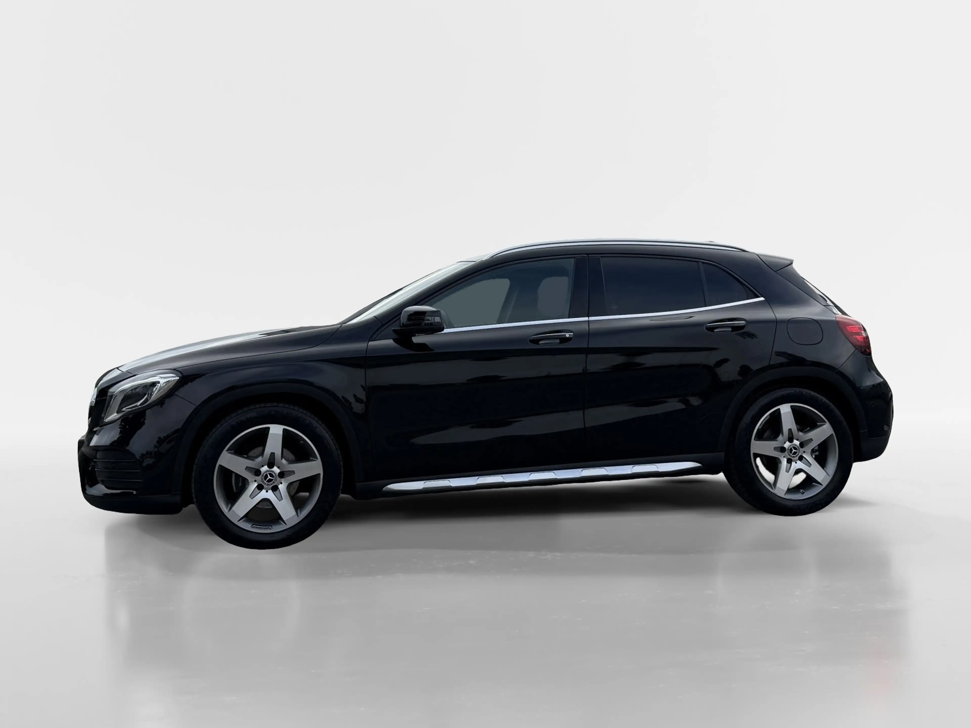 Mercedes-Benz GLA 180 Business Solution AMG Automaat / Panoramadak — photo 2