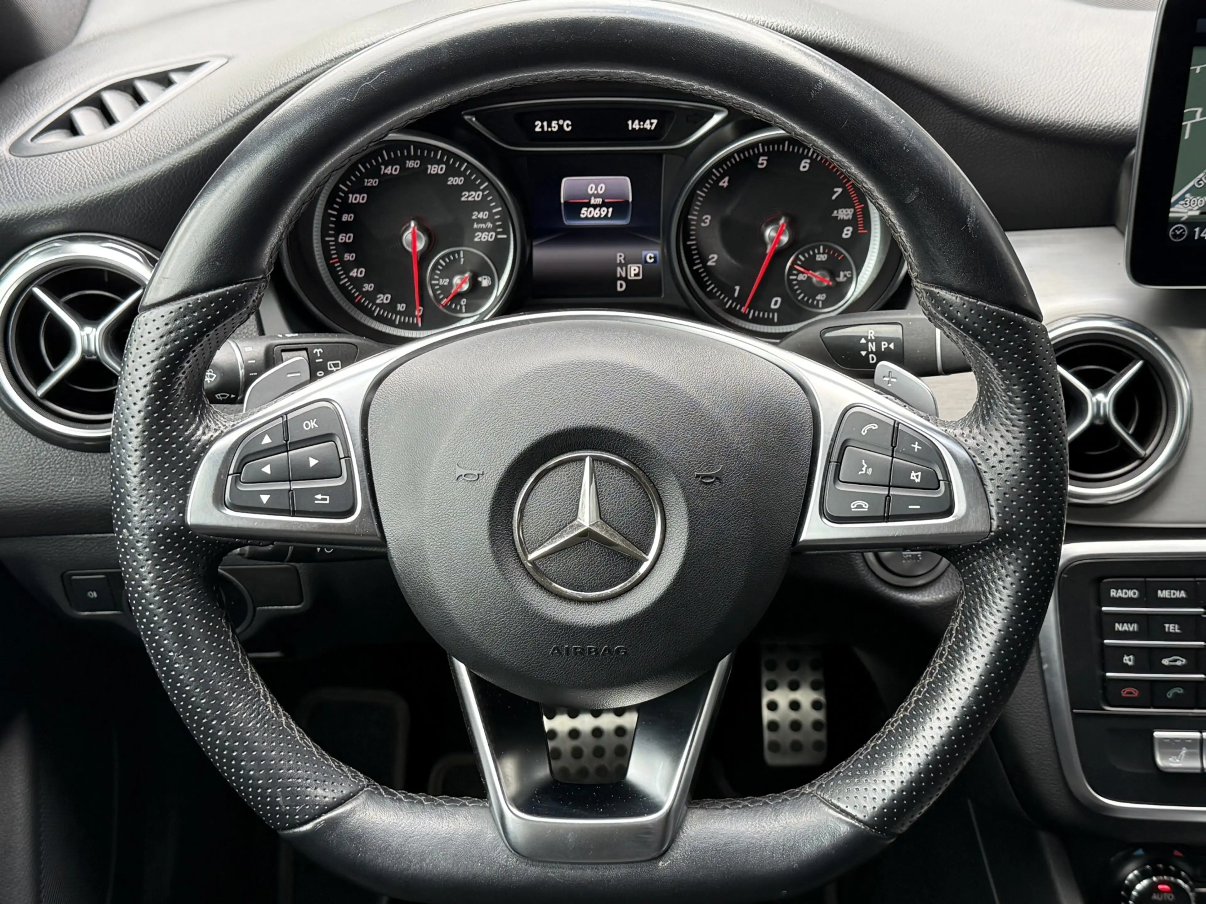 Mercedes-Benz GLA 180 Business Solution AMG Automaat / Panoramadak — photo 17