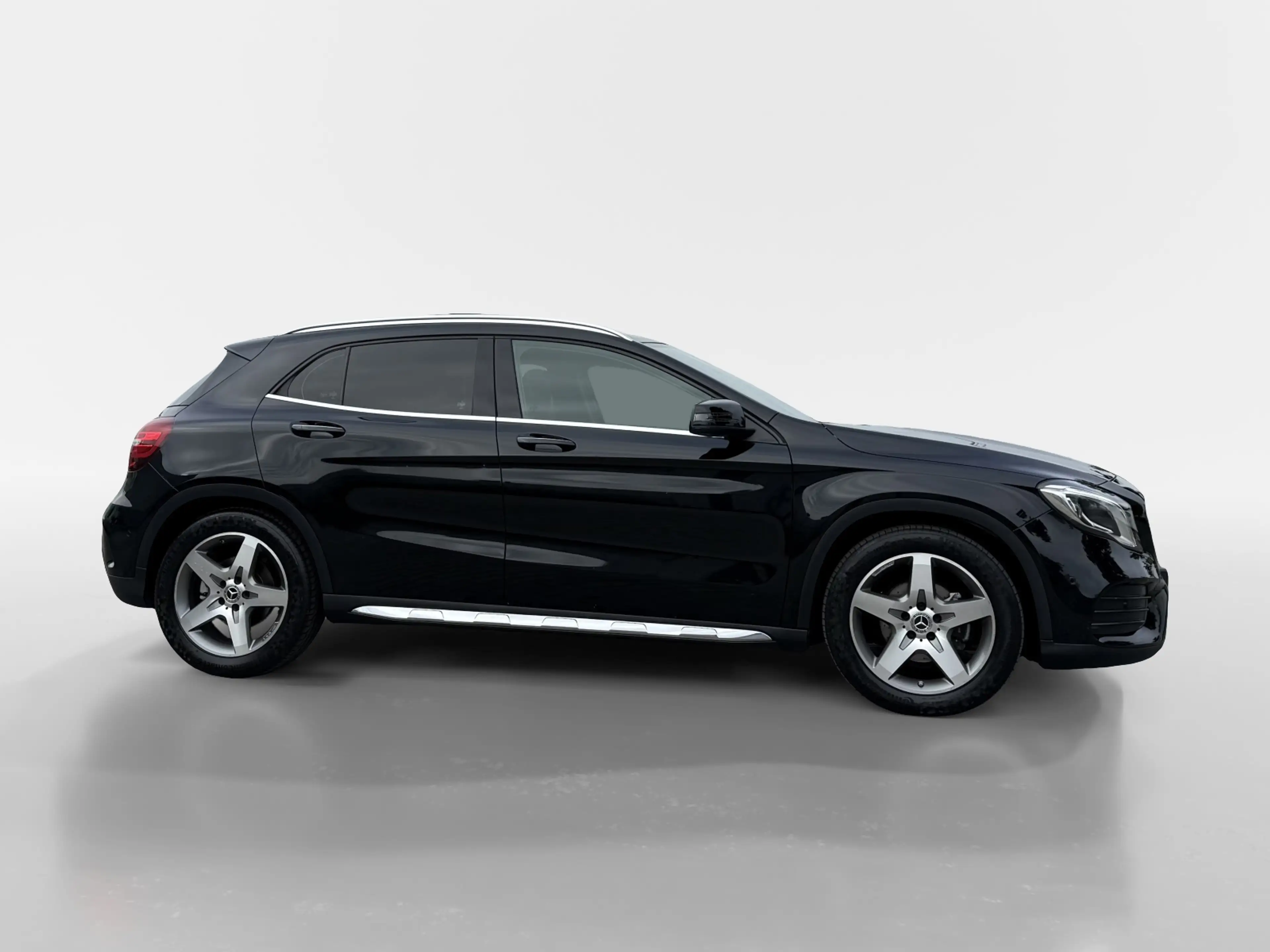 Mercedes-Benz GLA 180 Business Solution AMG Automaat / Panoramadak — photo 4