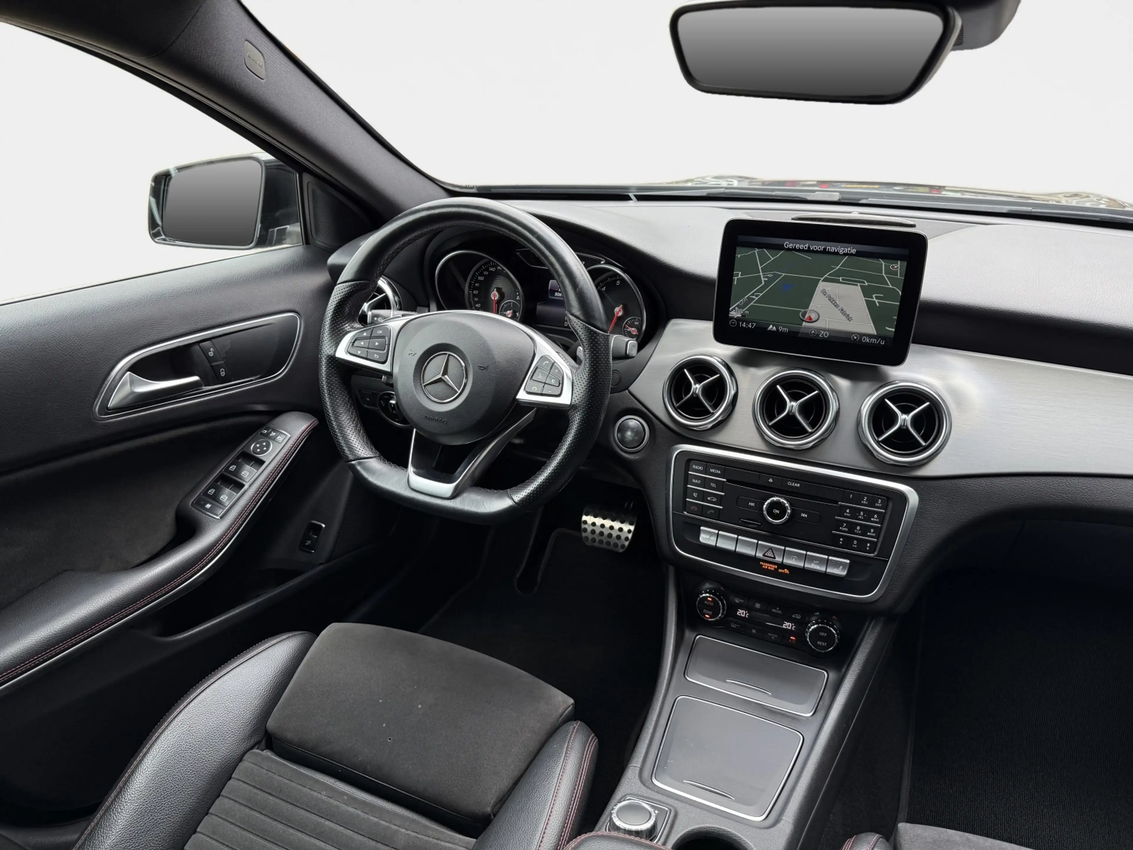 Mercedes-Benz GLA 180 Business Solution AMG Automaat / Panoramadak — photo 12