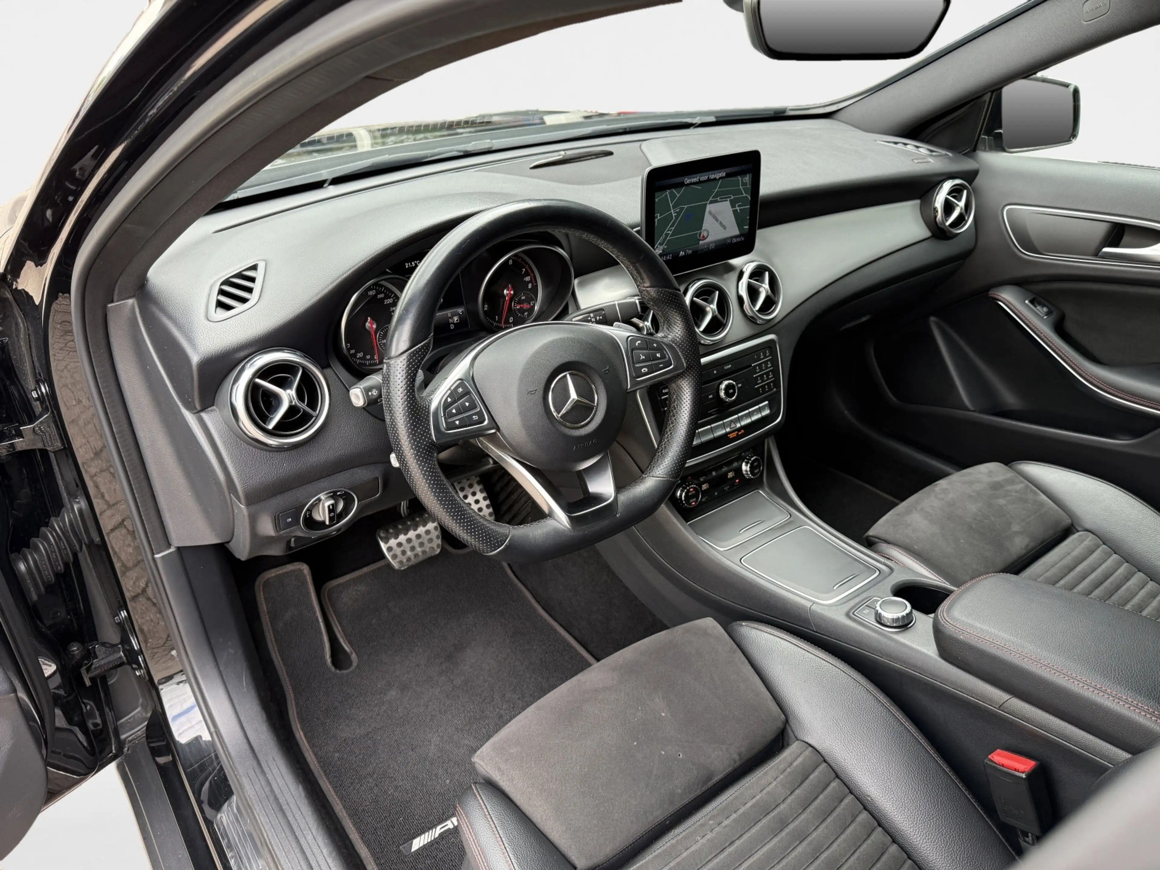 Mercedes-Benz GLA 180 Business Solution AMG Automaat / Panoramadak — photo 9