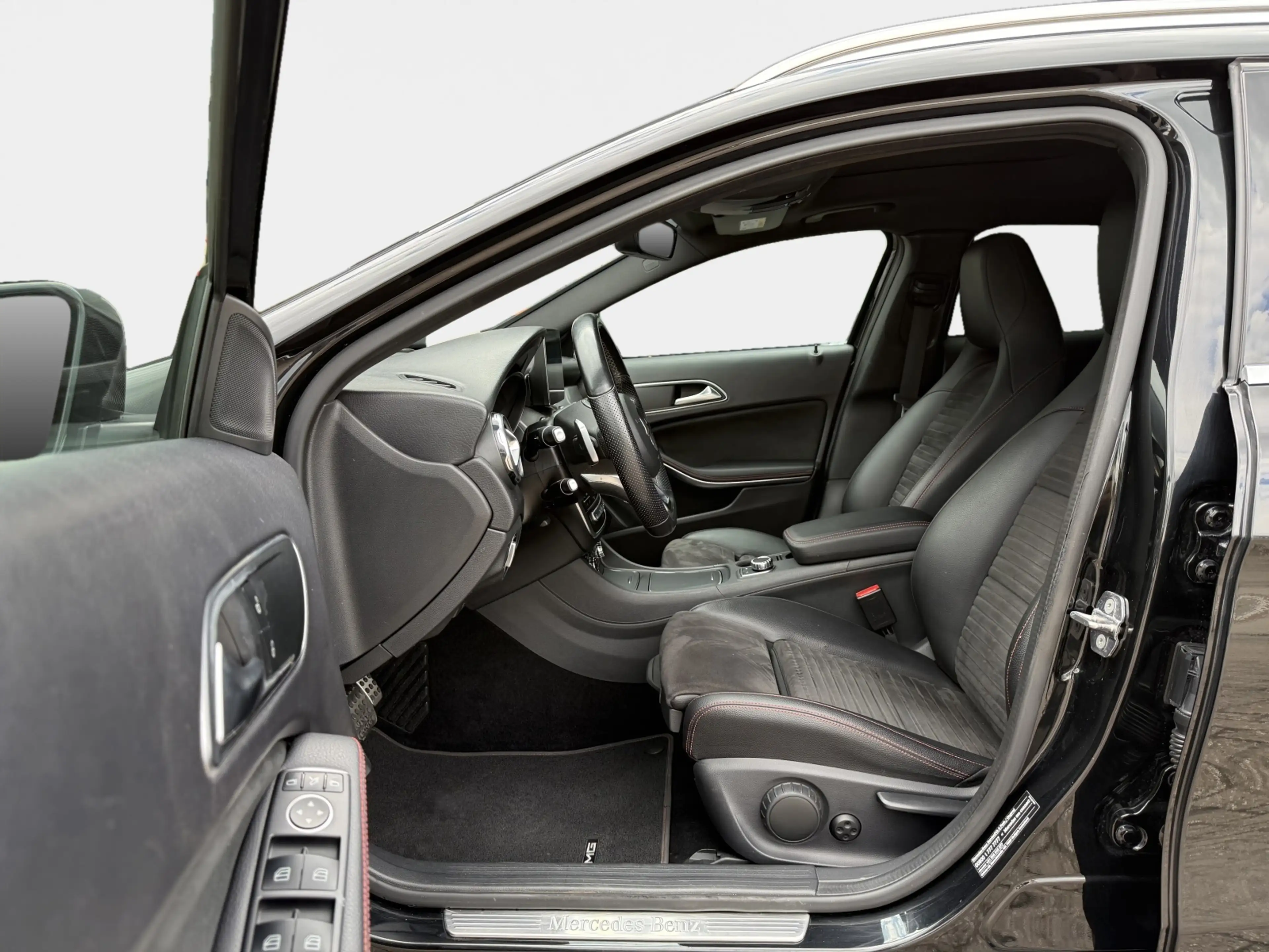 Mercedes-Benz GLA 180 Business Solution AMG Automaat / Panoramadak — photo 14