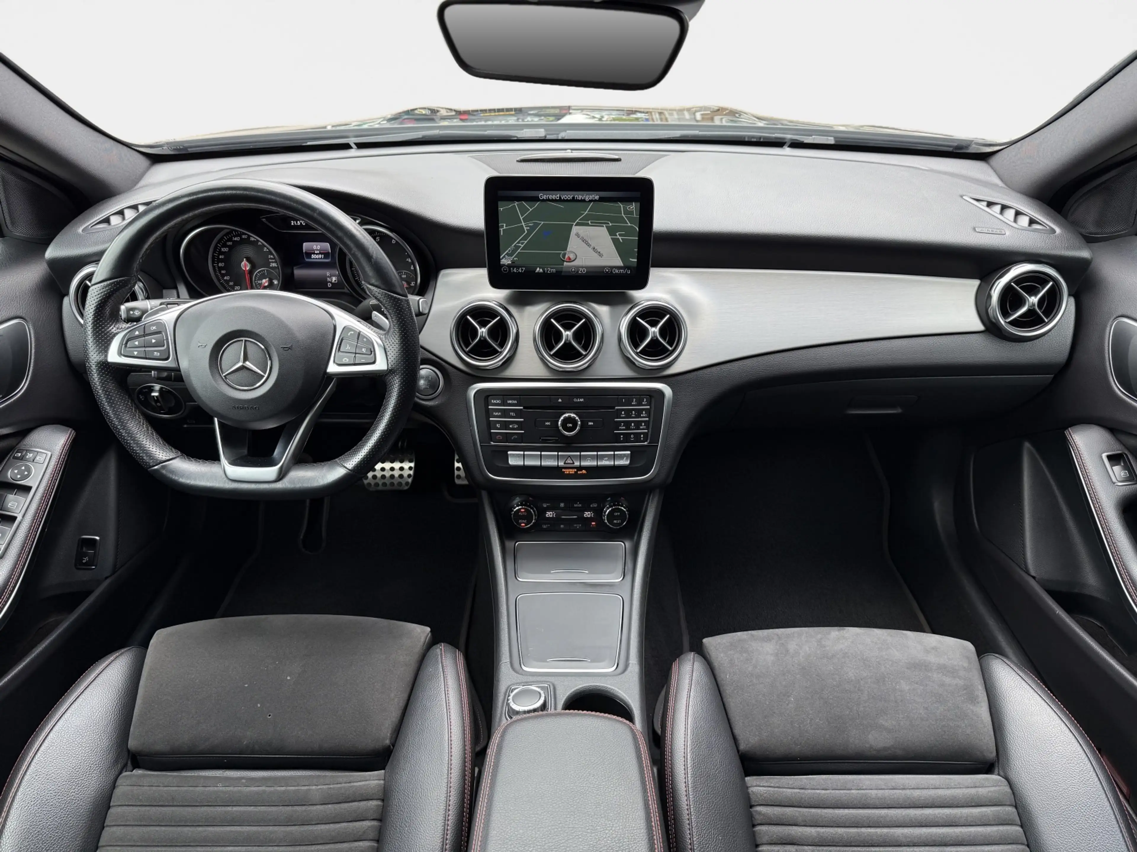 Mercedes-Benz GLA 180 Business Solution AMG Automaat / Panoramadak — photo 11