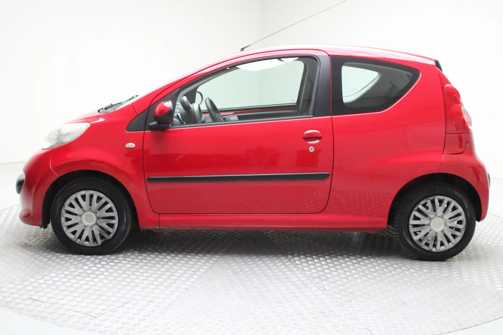 Peugeot 107 1.0-12V XR | incl. nw APK | airco | radio cd | 2x Rood - 2