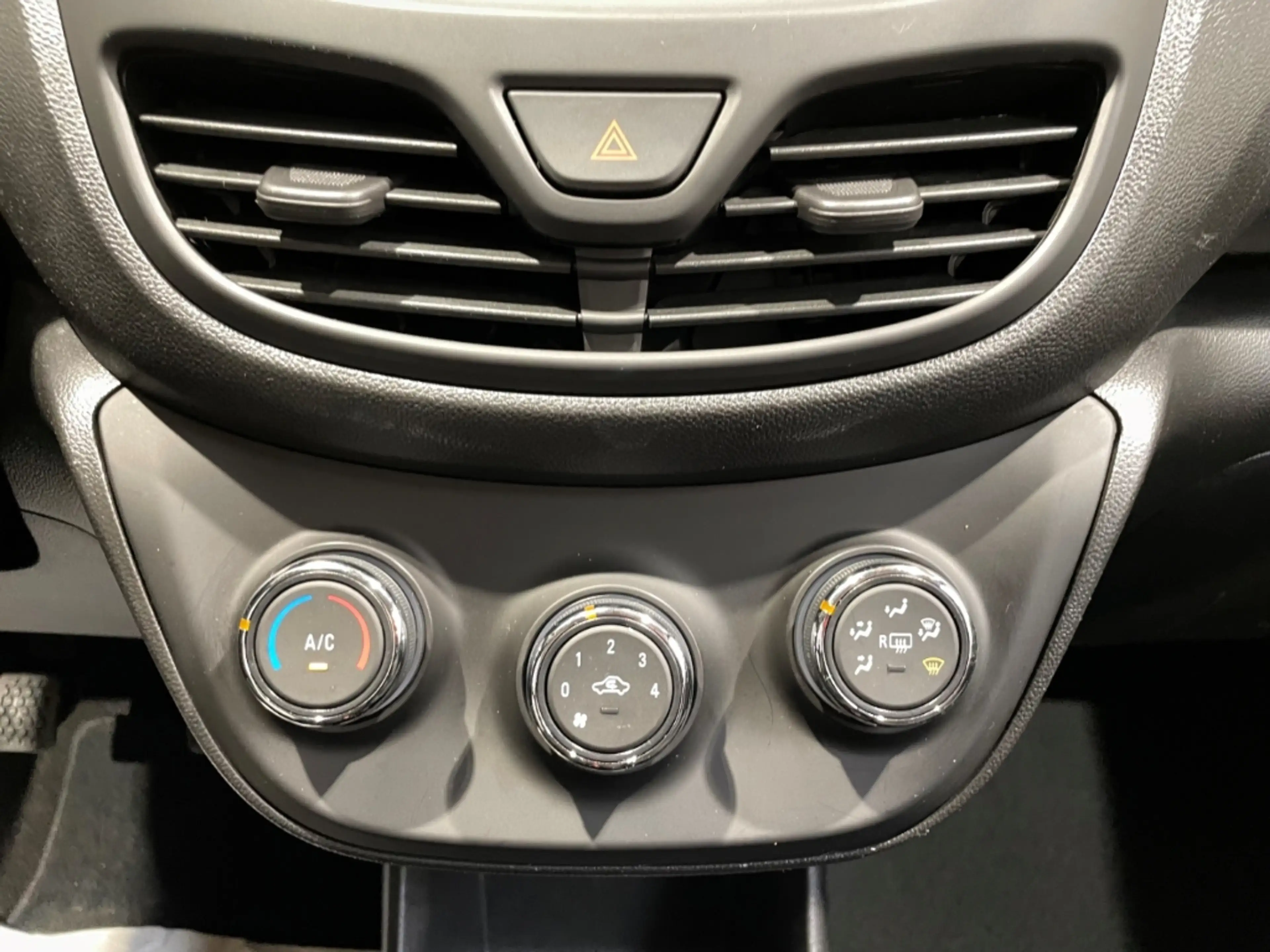 Opel Karl 1.0 Edition EU6dT Klima PDC — photo 11
