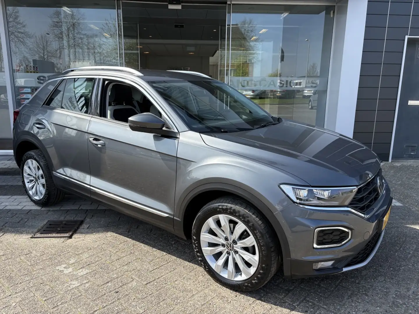 Volkswagen T-Roc 1.5 TSI Sport Grijs - 2