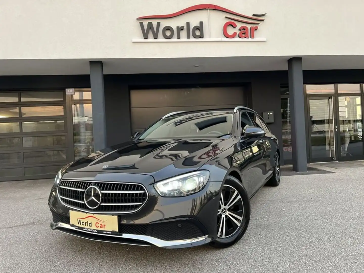 Mercedes-Benz E 220 d T Avantgarde Aut.LED-NAVI-LEDER-360° Grau - 2