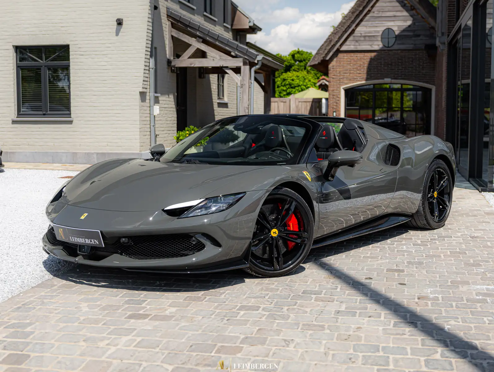 Ferrari 4.435km / Grigio Scuro / Warranty 11.2027 / Front Lift / Racing seats / Carbon