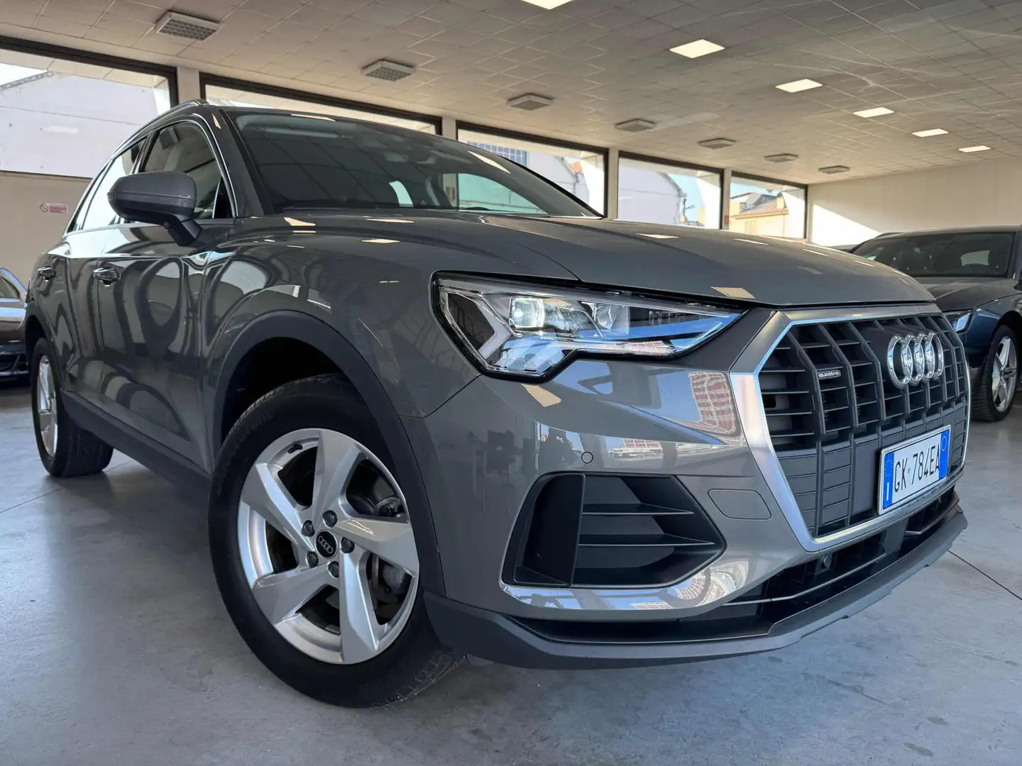 Audi Q3 40 TDI quattro S tronic Business Gris - 2