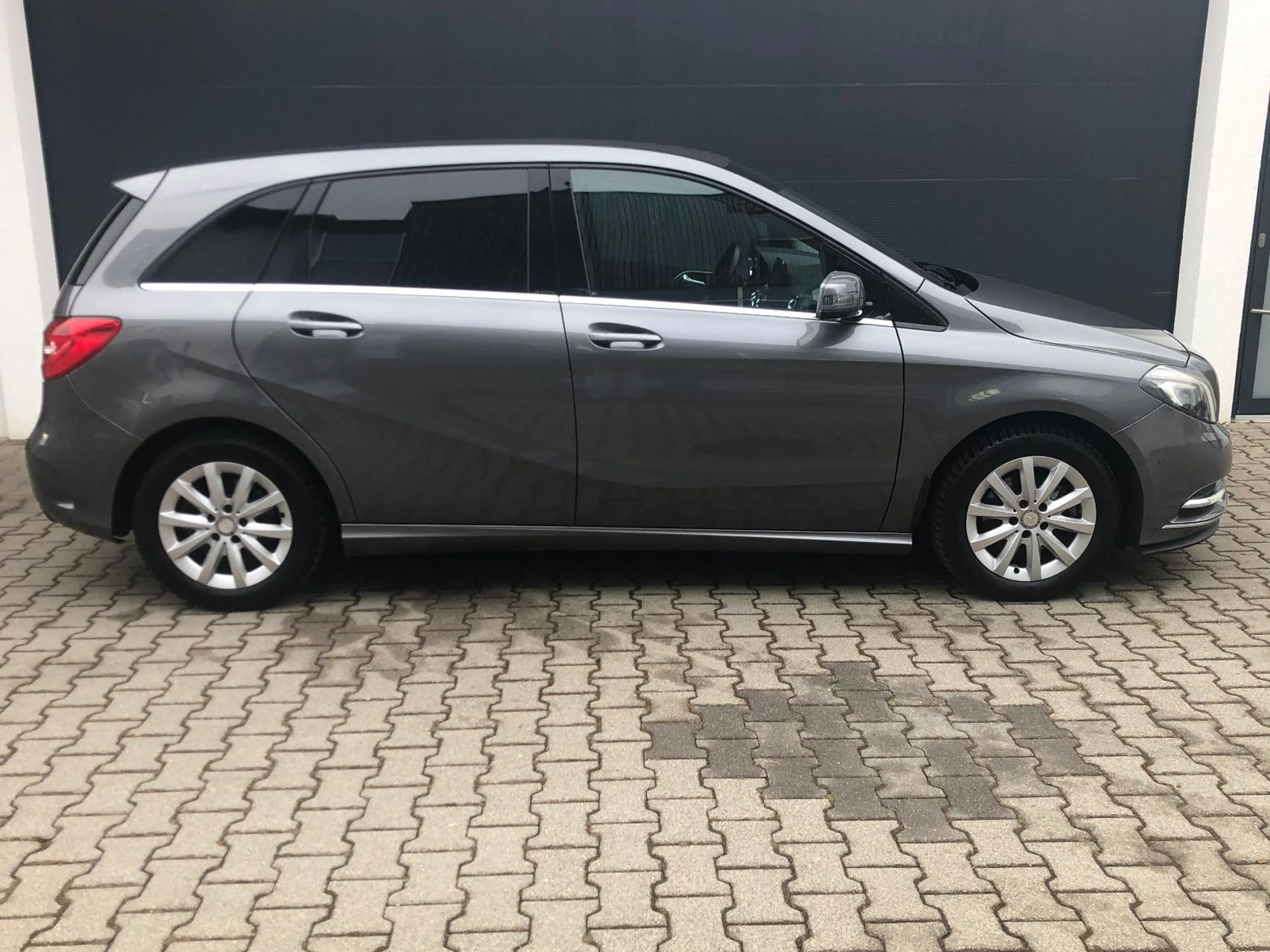 Mercedes-Benz B 220 4Matic LED Kamera Navi Leder Klima — photo 4