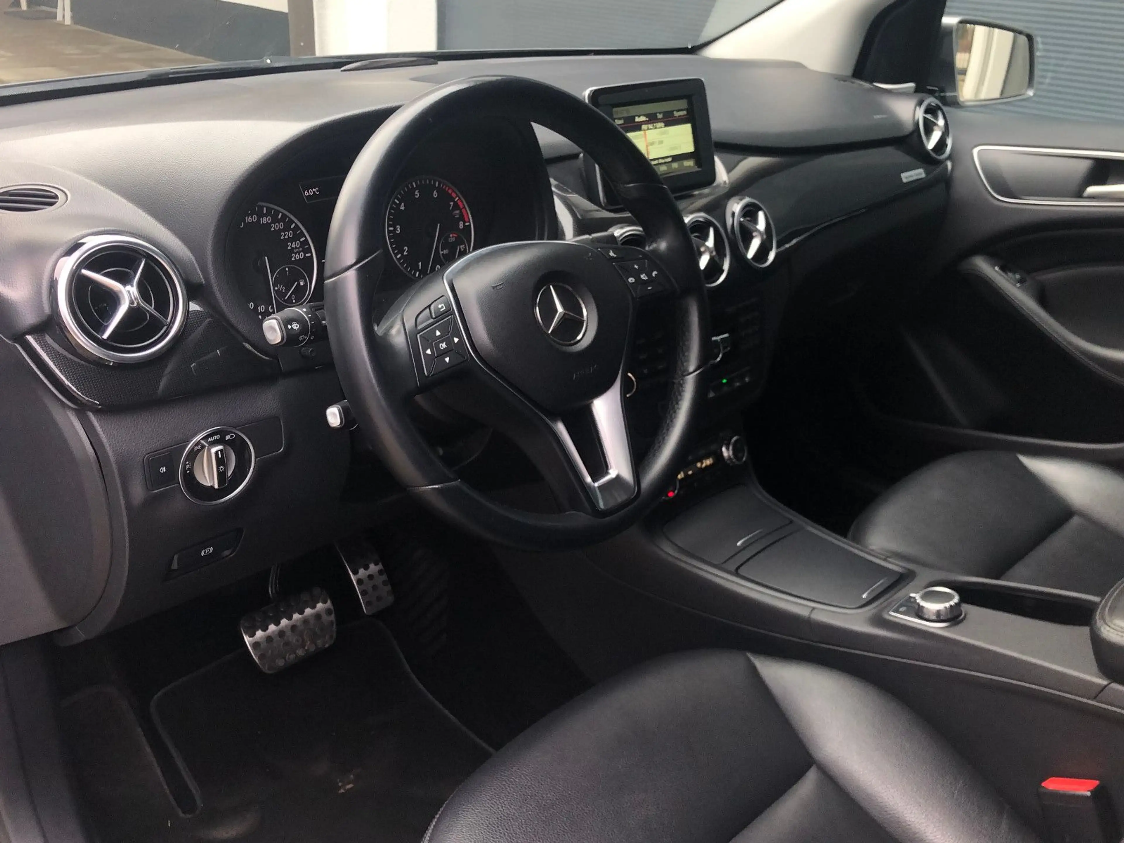 Mercedes-Benz B 220 4Matic LED Kamera Navi Leder Klima — photo 15
