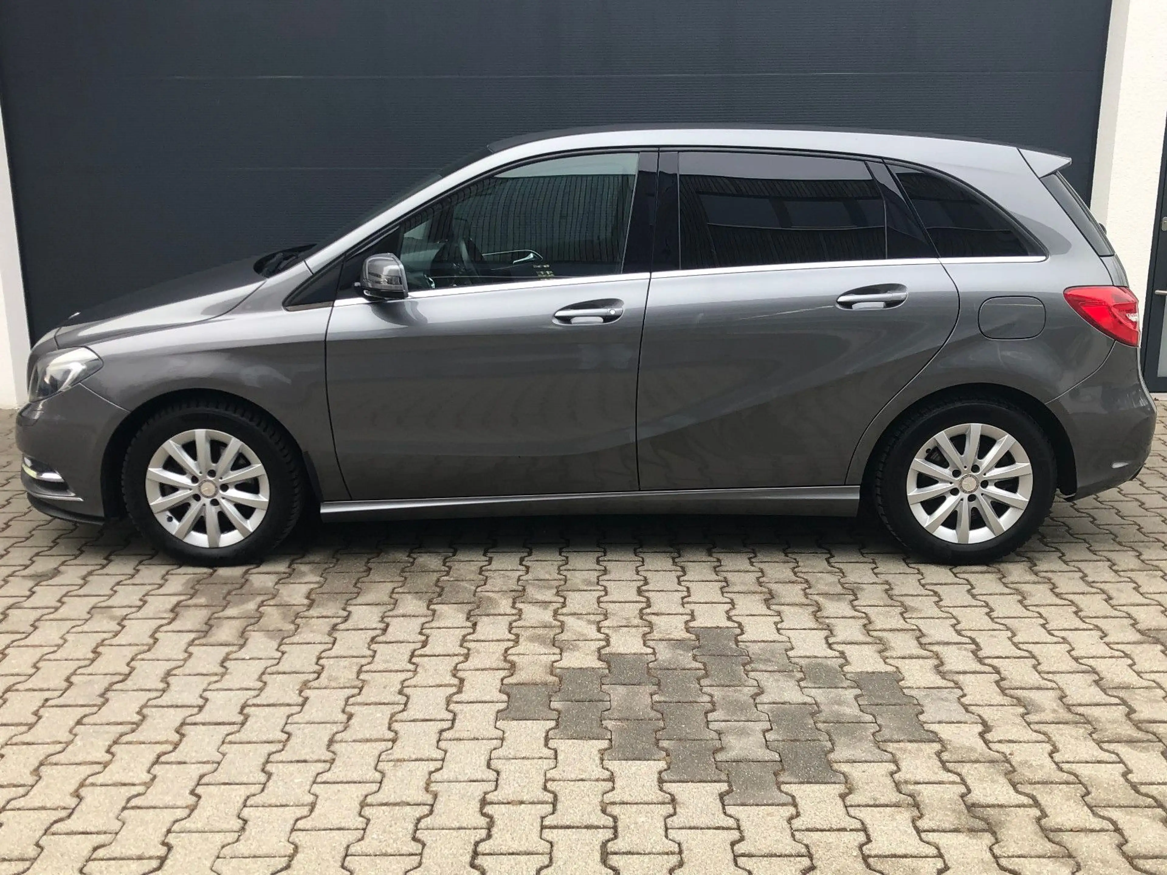 Mercedes-Benz B 220 4Matic LED Kamera Navi Leder Klima — photo 8