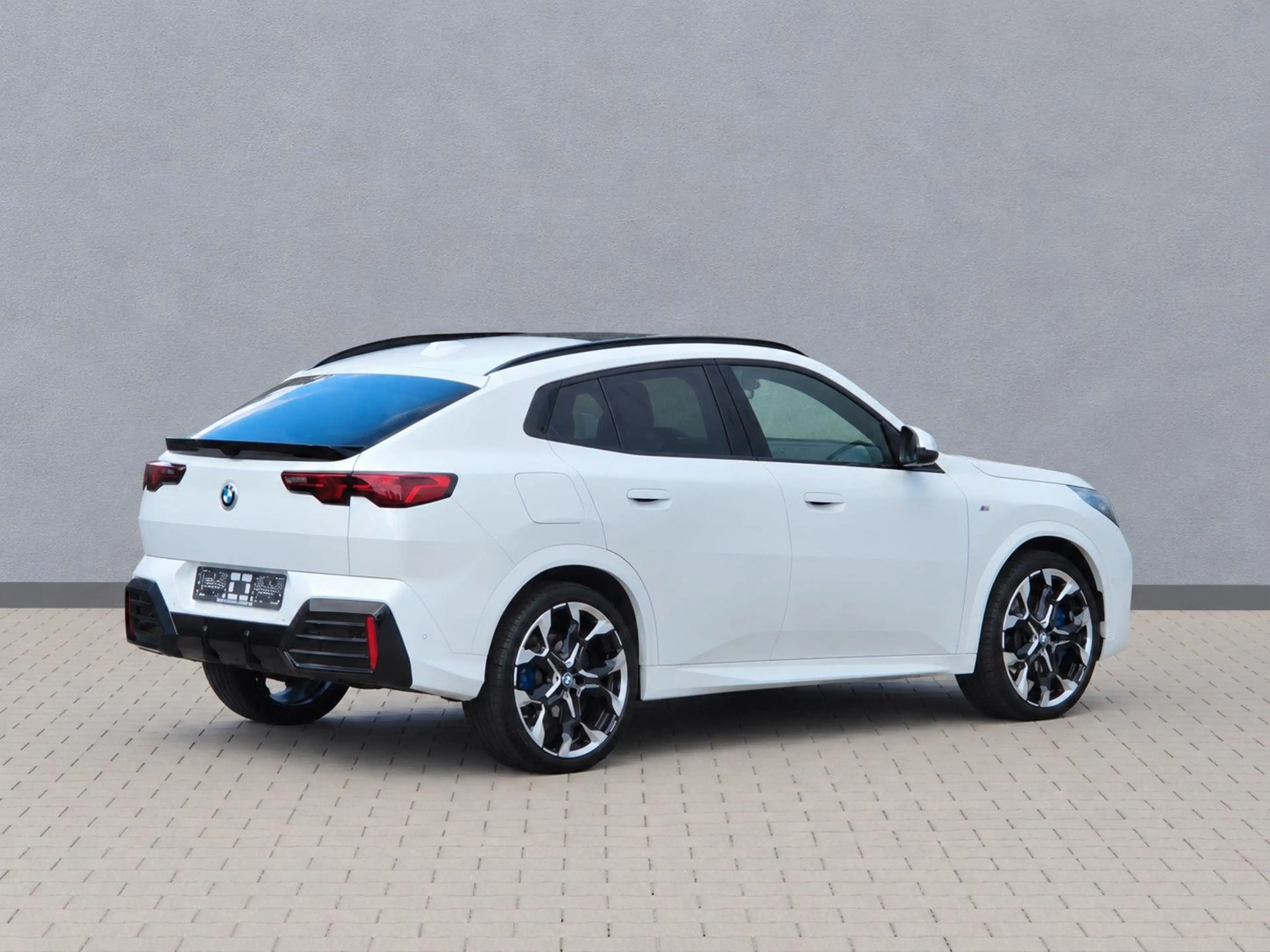 BMW X2 20d xDrive M SPORT PANO ACC AHK H&K HUD 21"LM — photo 2