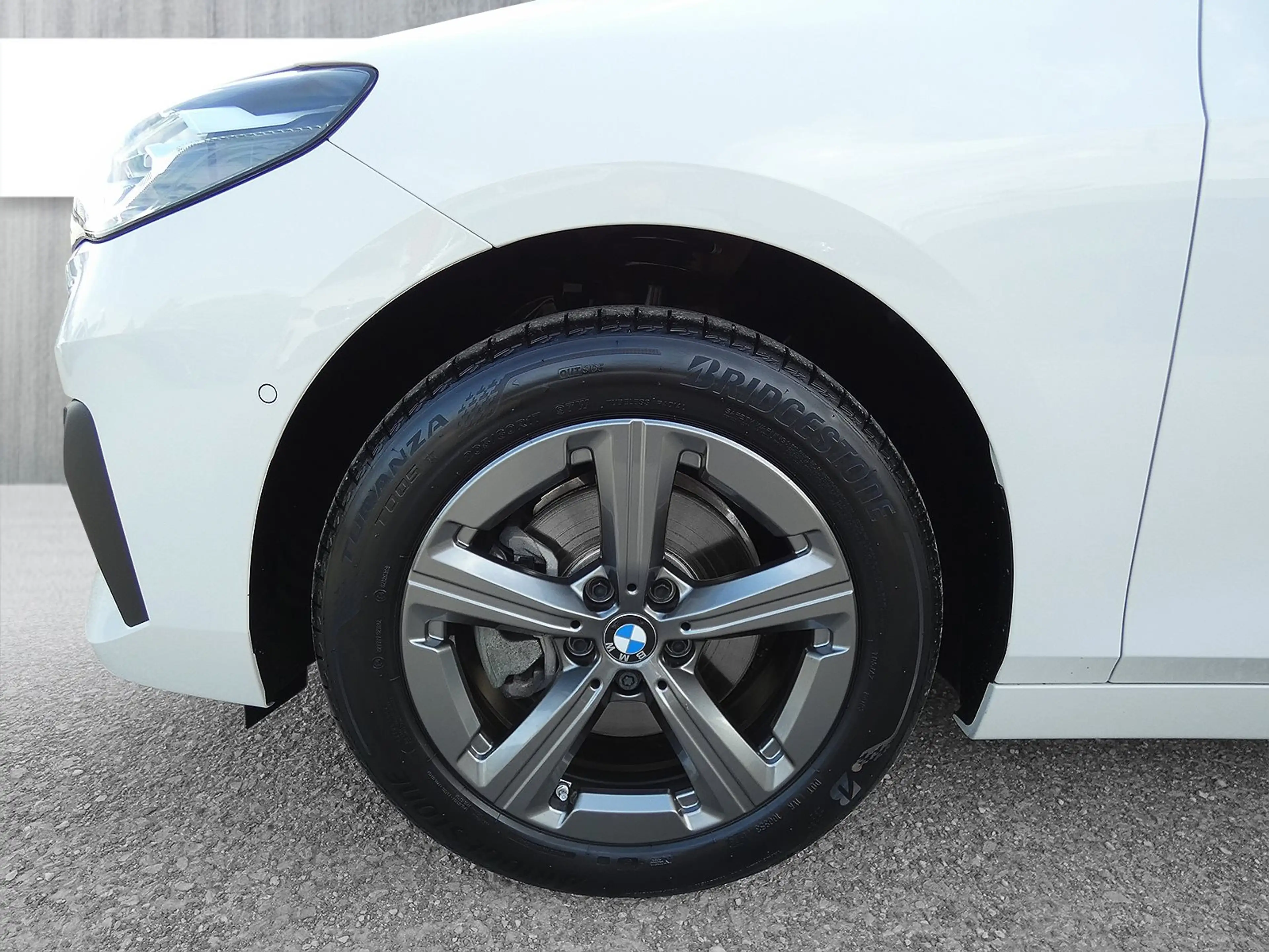 BMW 220 i Active Tourer — photo 9