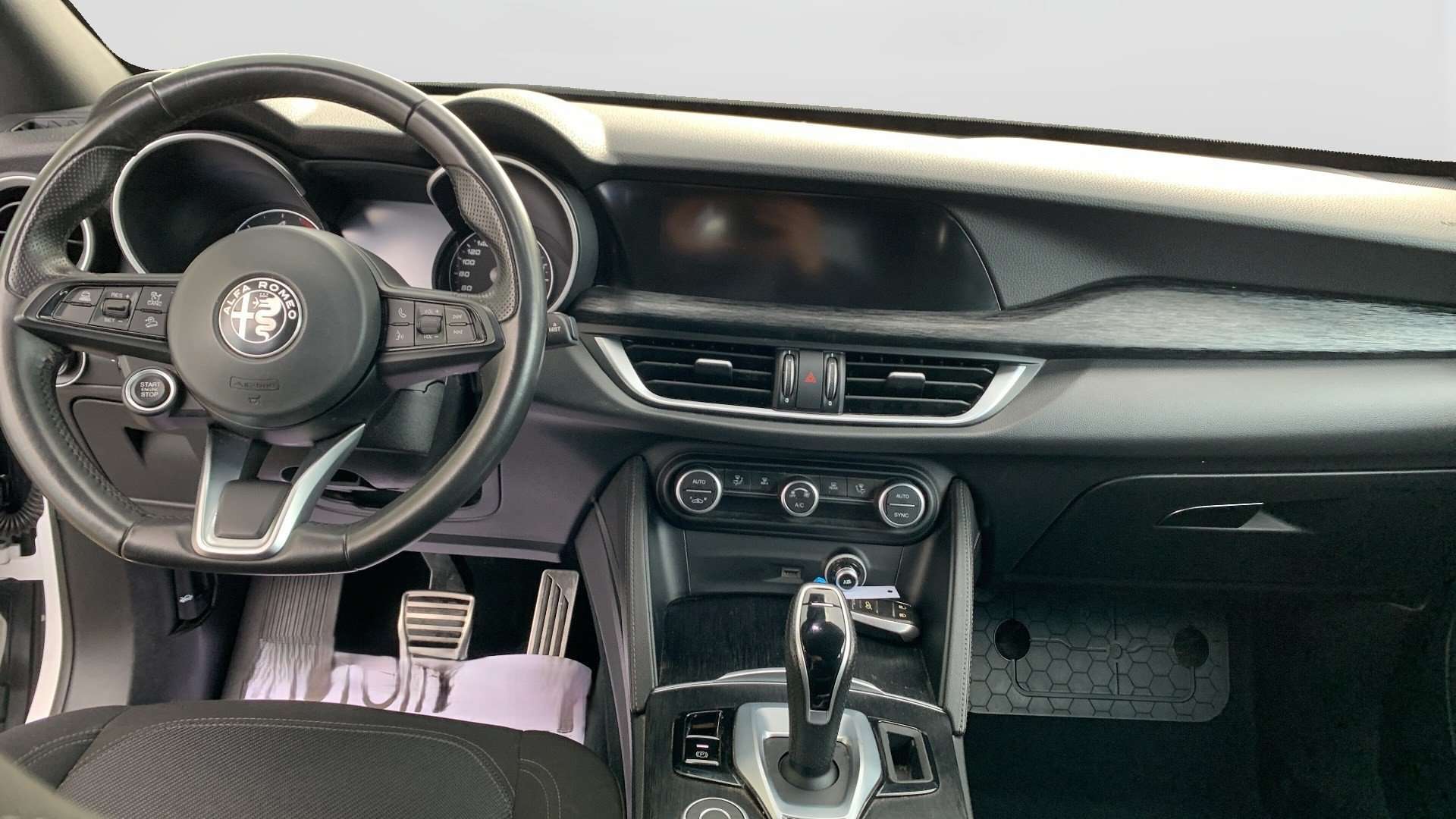 Alfa Romeo Stelvio - Immagine 13
