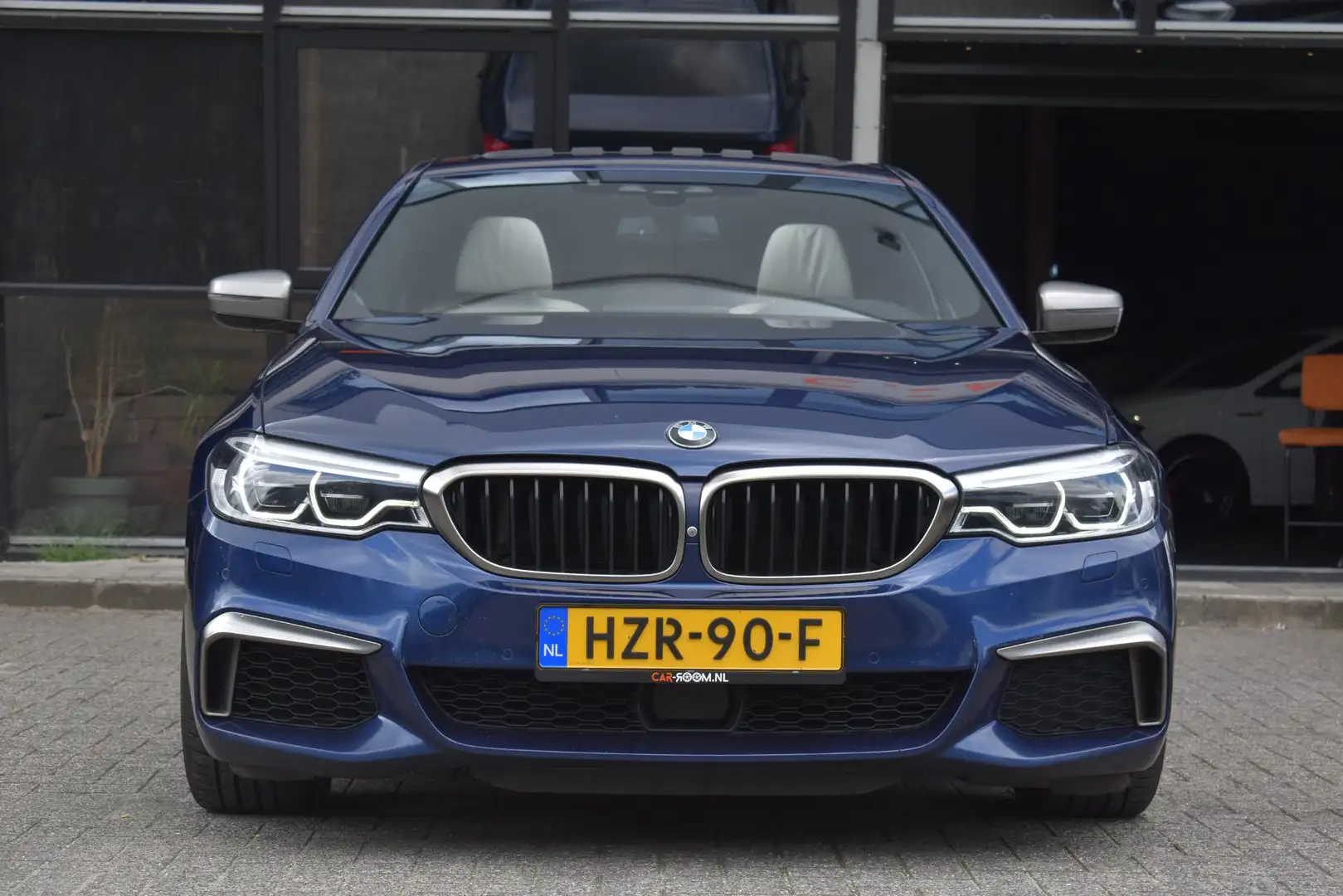 BMW M550 5-serie M550i xDrive High Executive HUD Pano Lane Blauw - 2