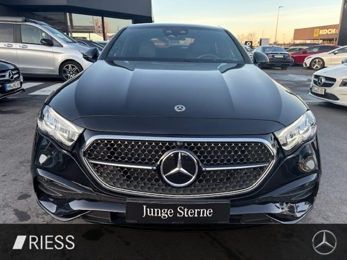 Mercedes-Benz E 200 AMG Sport Night Distr Pano AHK W-Paket 20" Schwarz - 2