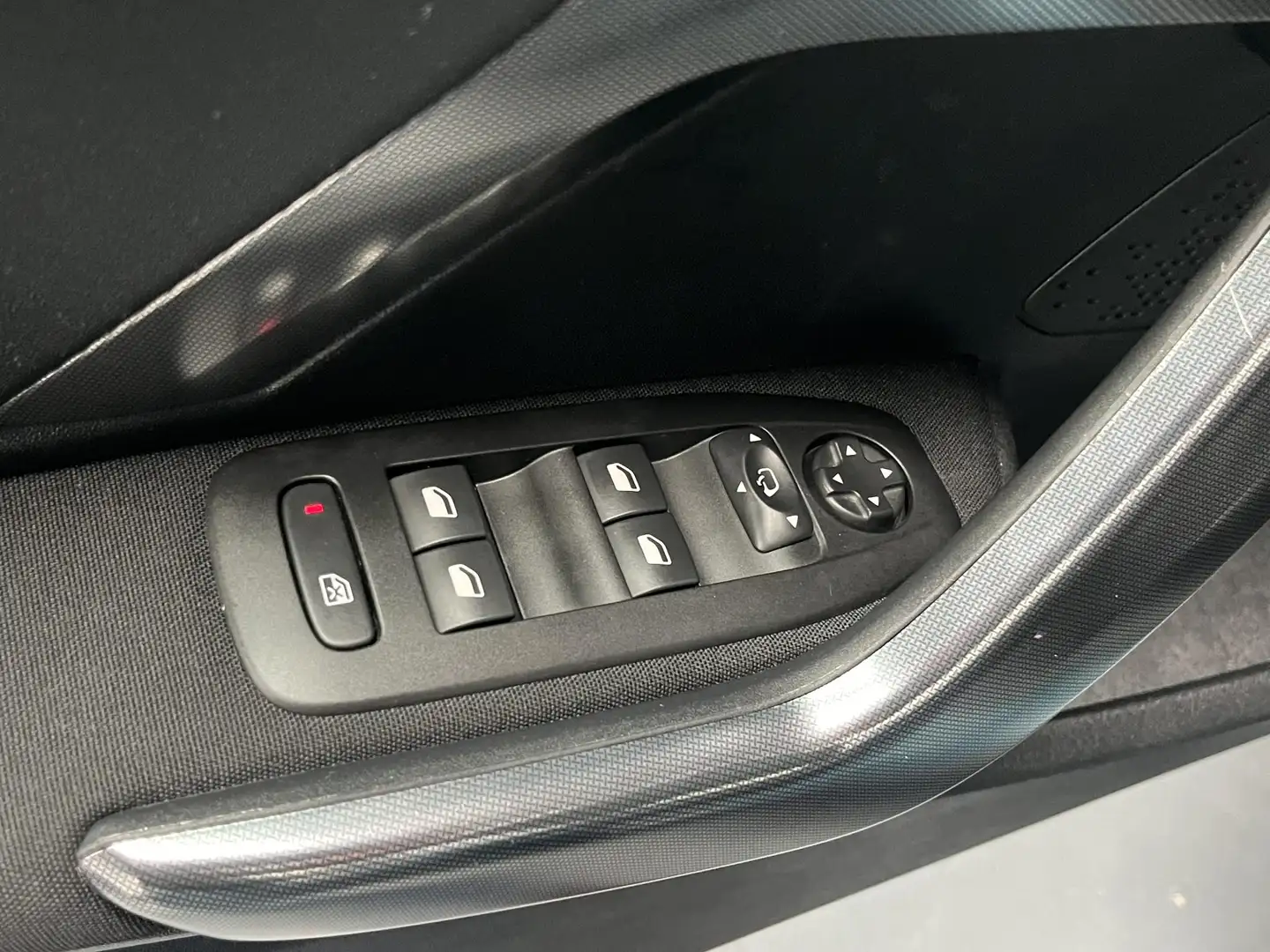 Peugeot 2008 1.2 PureTech Allure Automaat, Met Trekhaak, Apple Groen - 2