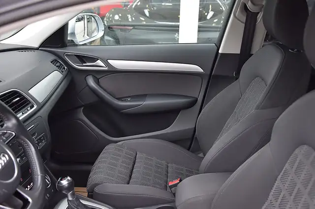 Audi Q3 view 5