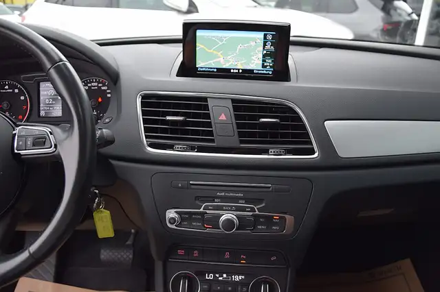Audi Q3 view 9