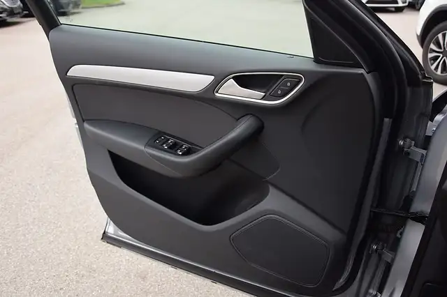 Audi Q3 view 12