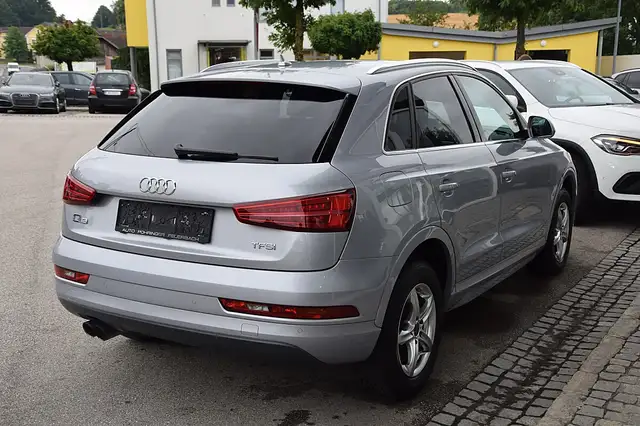 Audi Q3 view 3