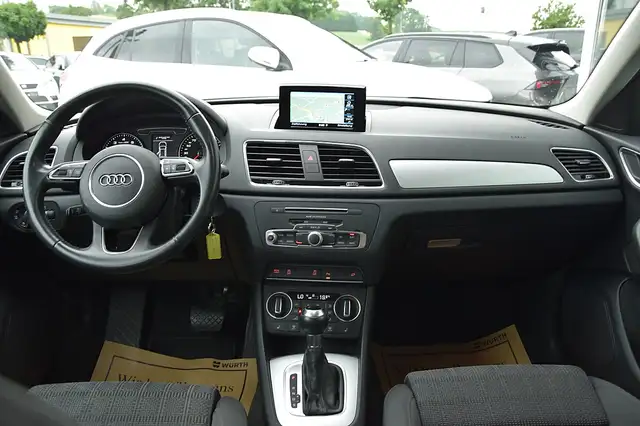 Audi Q3 view 15