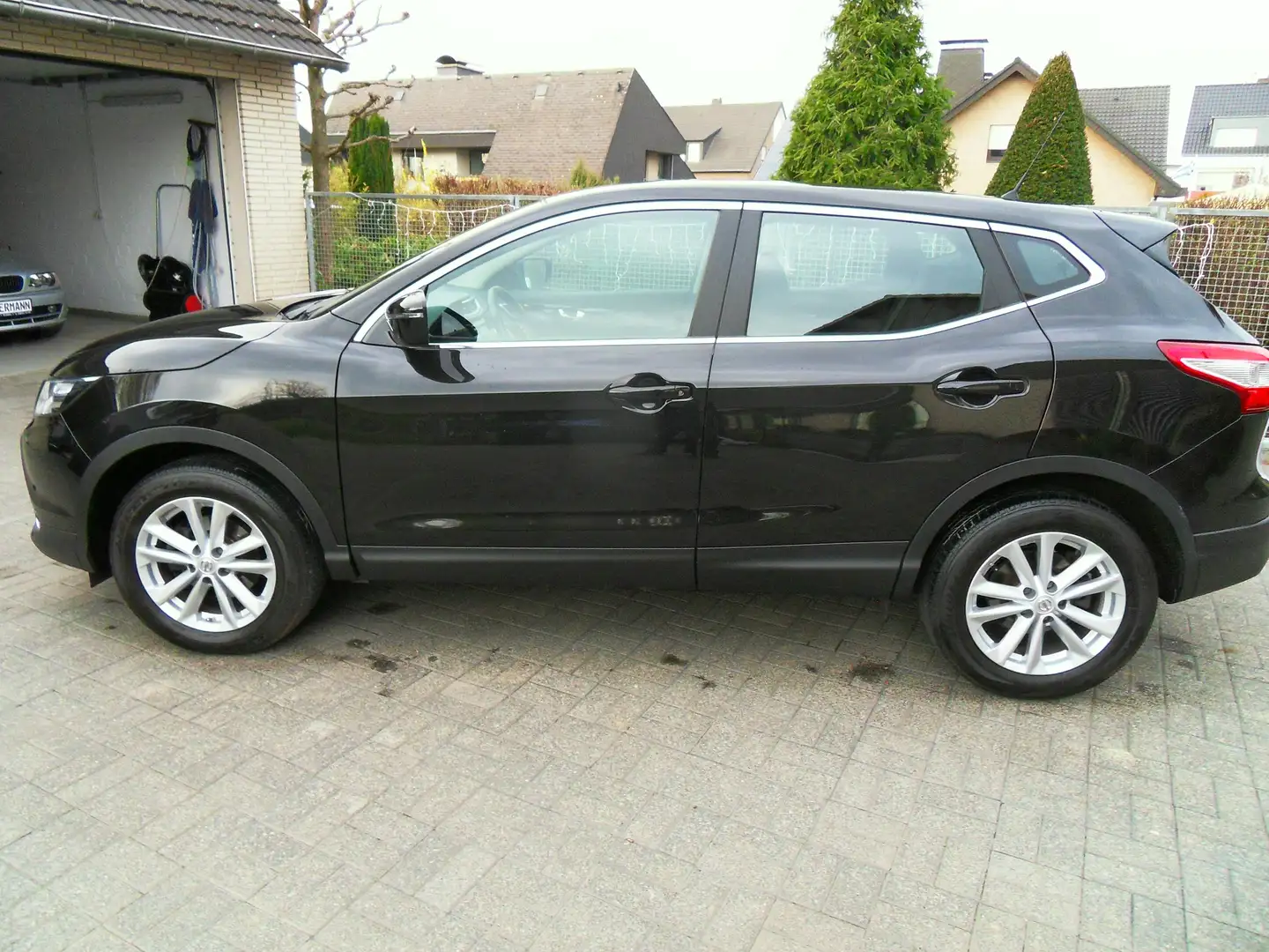 Nissan Qashqai 1,6 D - Auto.-Rückf.Kam.-Shz.-NAVI-GRA-DAB-95 T Noir - 2