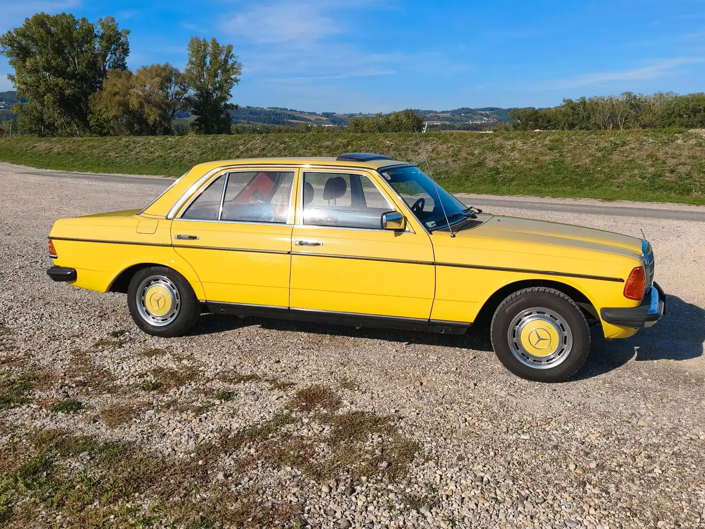 Mercedes-Benz Baureihe 123 Mercedes-Benz 200 W123 Automatik | 12/1980 | 133.810 km | Schiebedach Gelb - 2