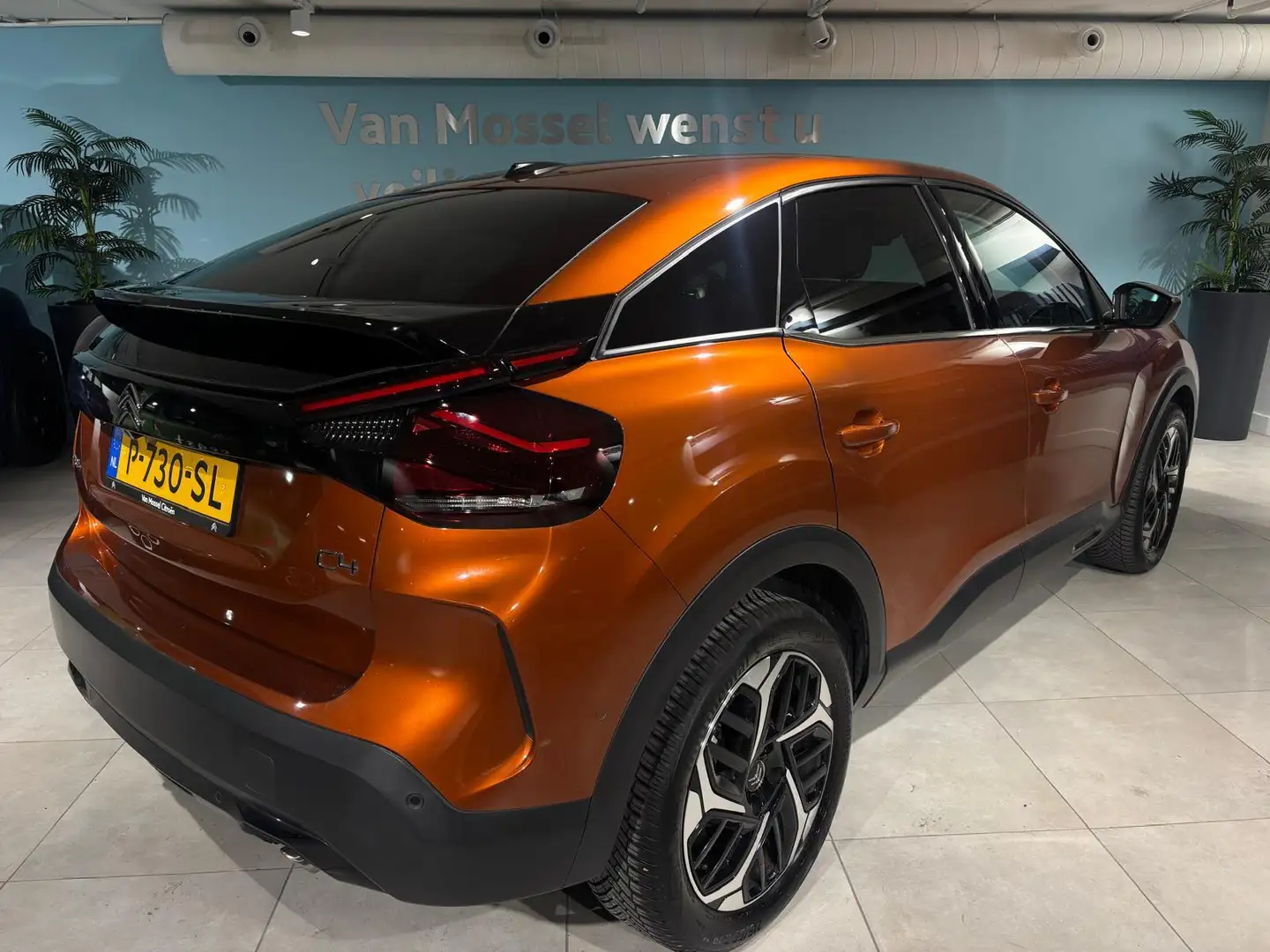 Citroen C4 1.2 Puretech Shine AUTOMAAT | LEDER | NAVI | CAM | Oranje - 2