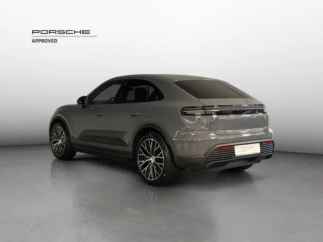 Porsche Macan view 3