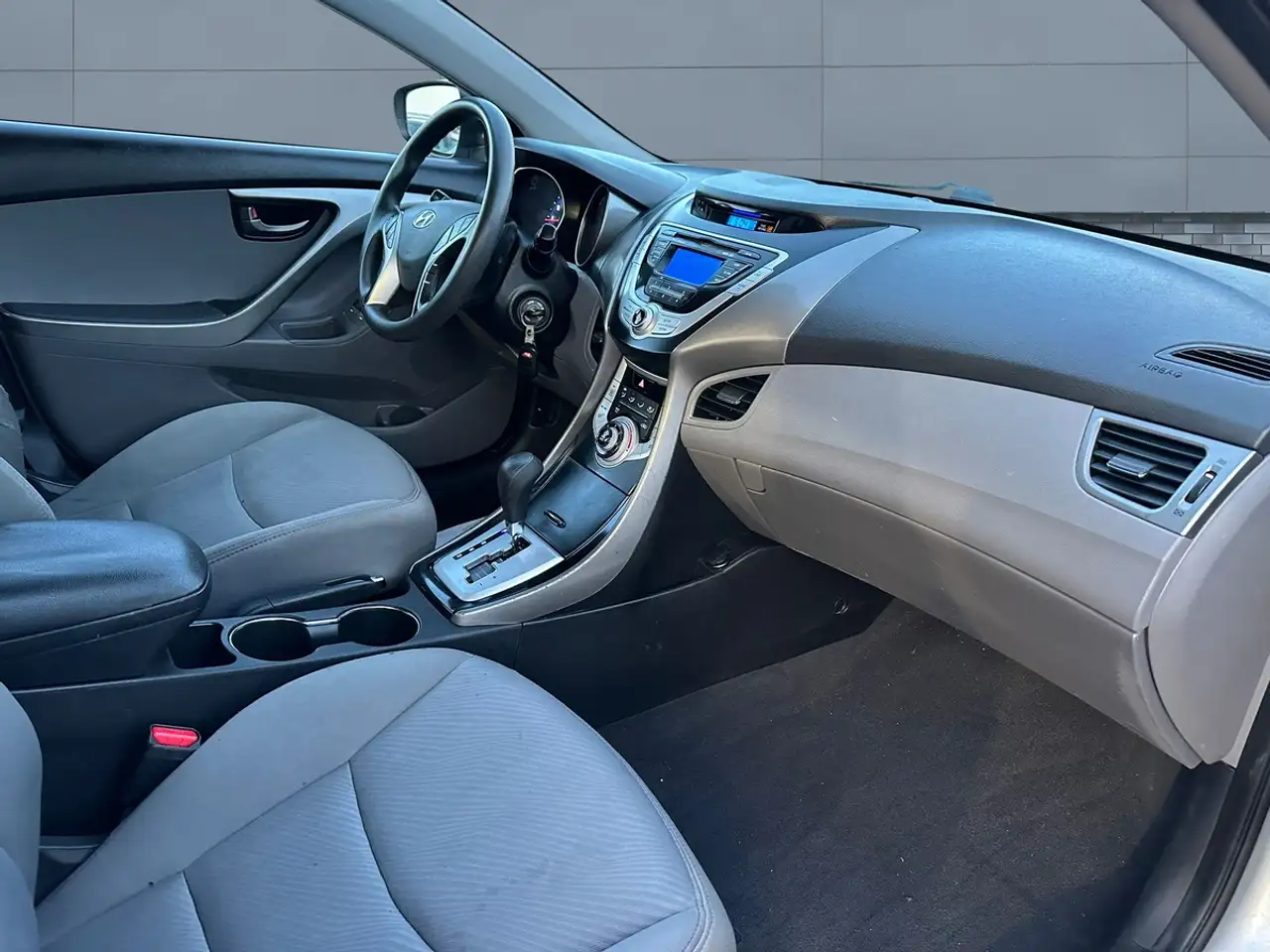 Hyundai ELANTRA photo Hyundai ELANTRA