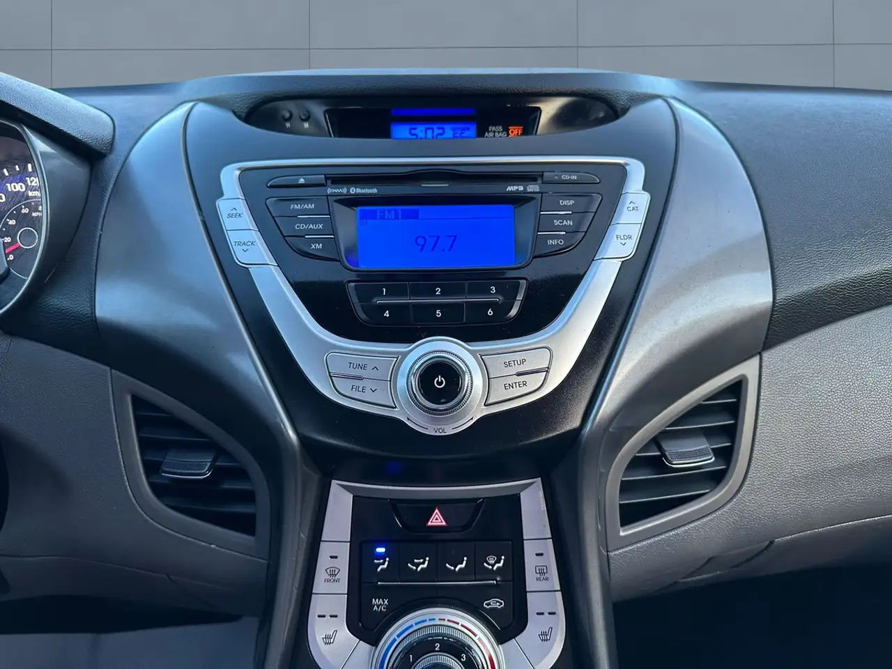 Hyundai ELANTRA photo Hyundai ELANTRA