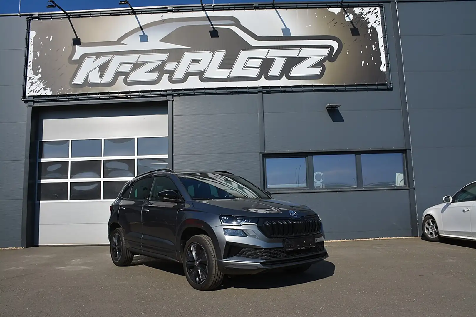 Skoda Karoq 2,0 TDI DSG Sportline VIRT ASS TEMP NAVI LED PD... Grau - 1
