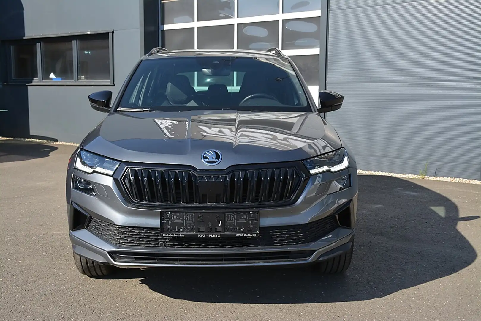 Skoda Karoq 2,0 TDI DSG Sportline VIRT ASS TEMP NAVI LED PD... Grau - 2