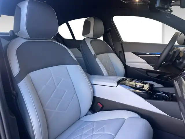 BMW 5 Series view 6
