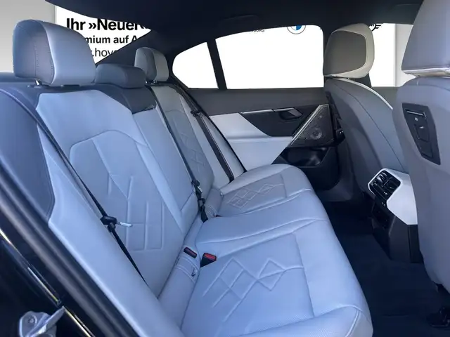 BMW 5 Series view 8