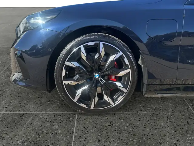 BMW 5 Series view 10