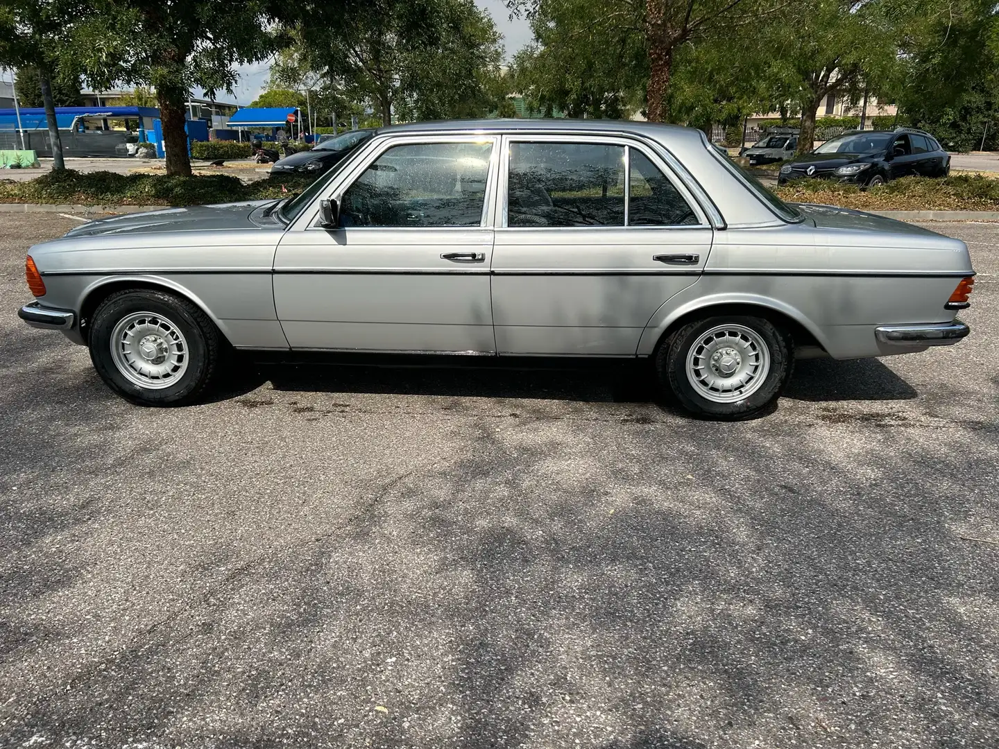 Mercedes-Benz 280 280 E Stříbrná - 1