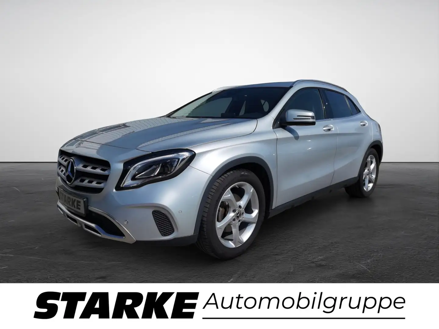 Mercedes-Benz GLA 180 Kamera Stříbrná - 2