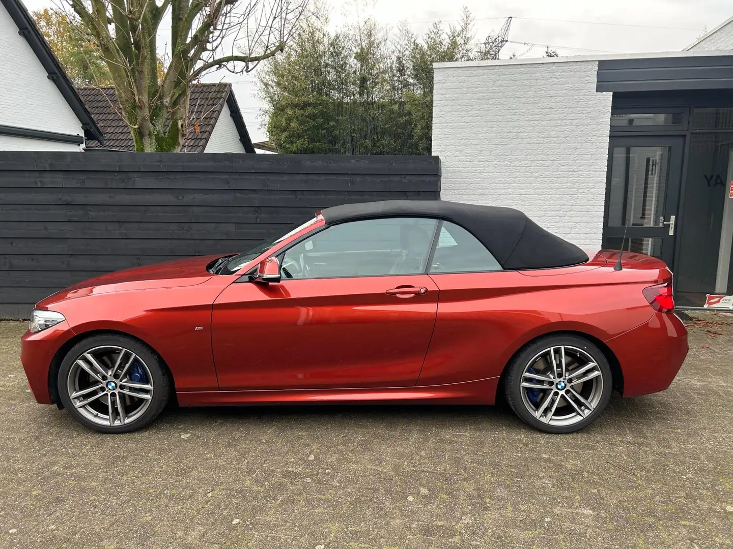 BMW 220 2-serie Cabrio 220i High Executive Edition, M-Spor Oranje - 2