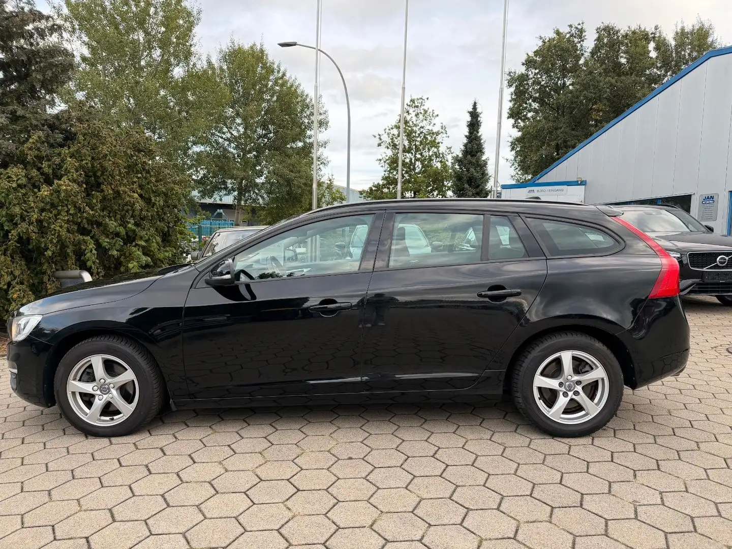Volvo V60 Kombi Linje Business 2.Hand Schwarz - 2
