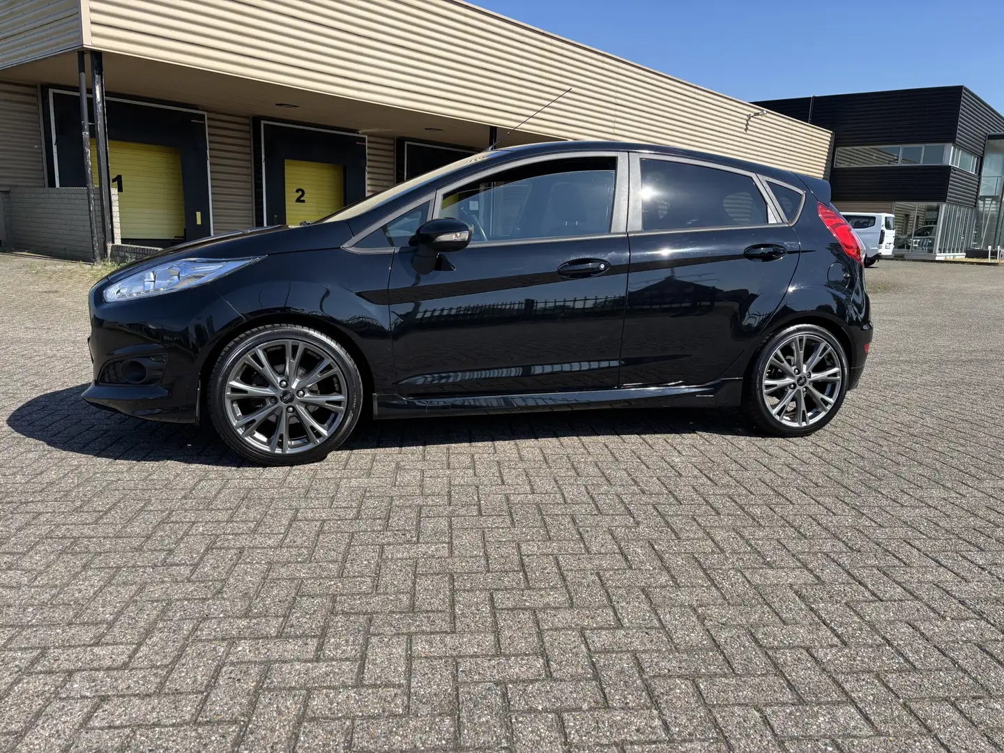 Ford Fiesta 1.0 EcoBoost ST Line [ fm navi,ecc,17``lmv,cruise, Zwart - 2