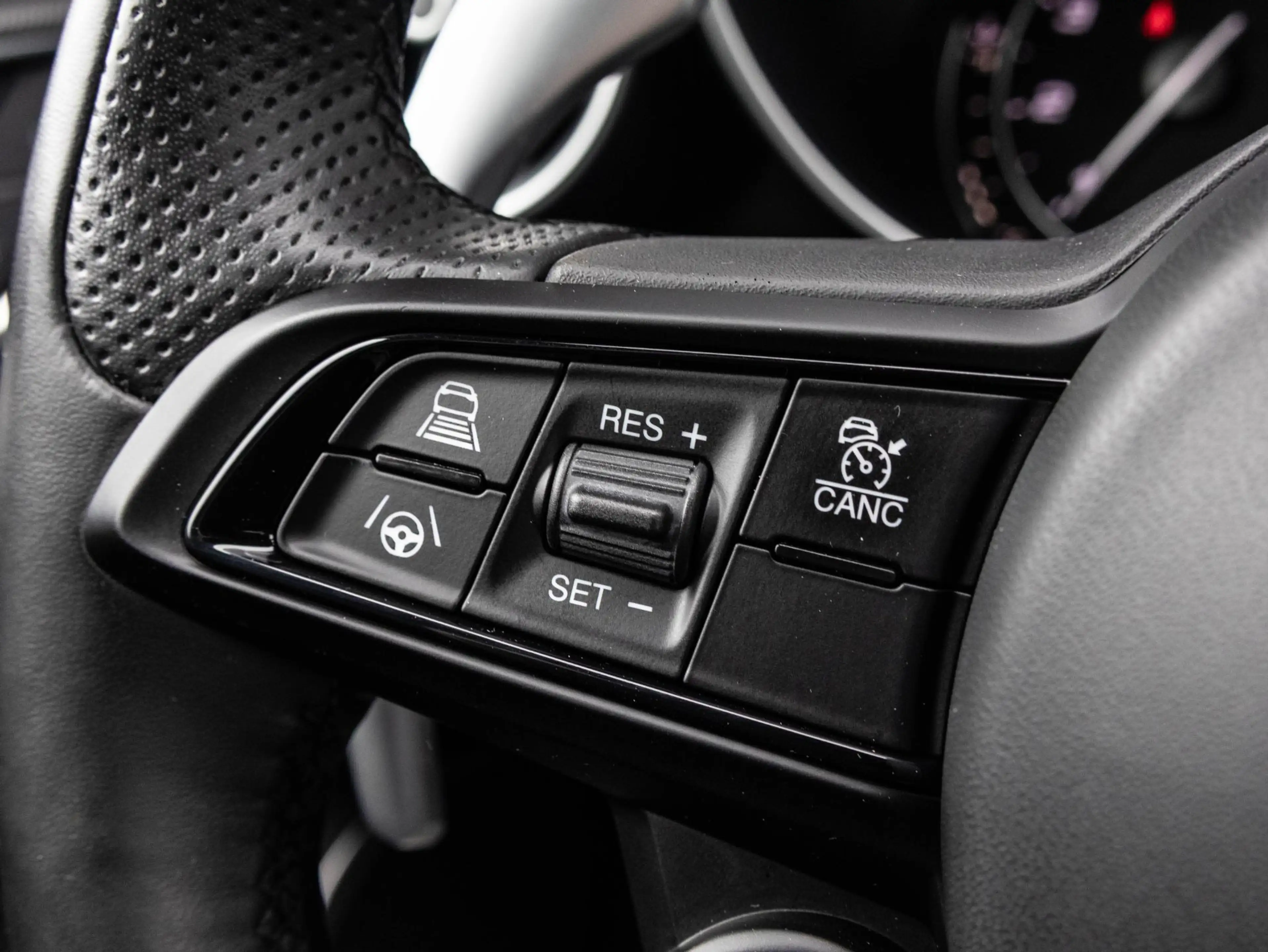 Alfa Romeo Giulia 2.0 T Veloce — photo 10