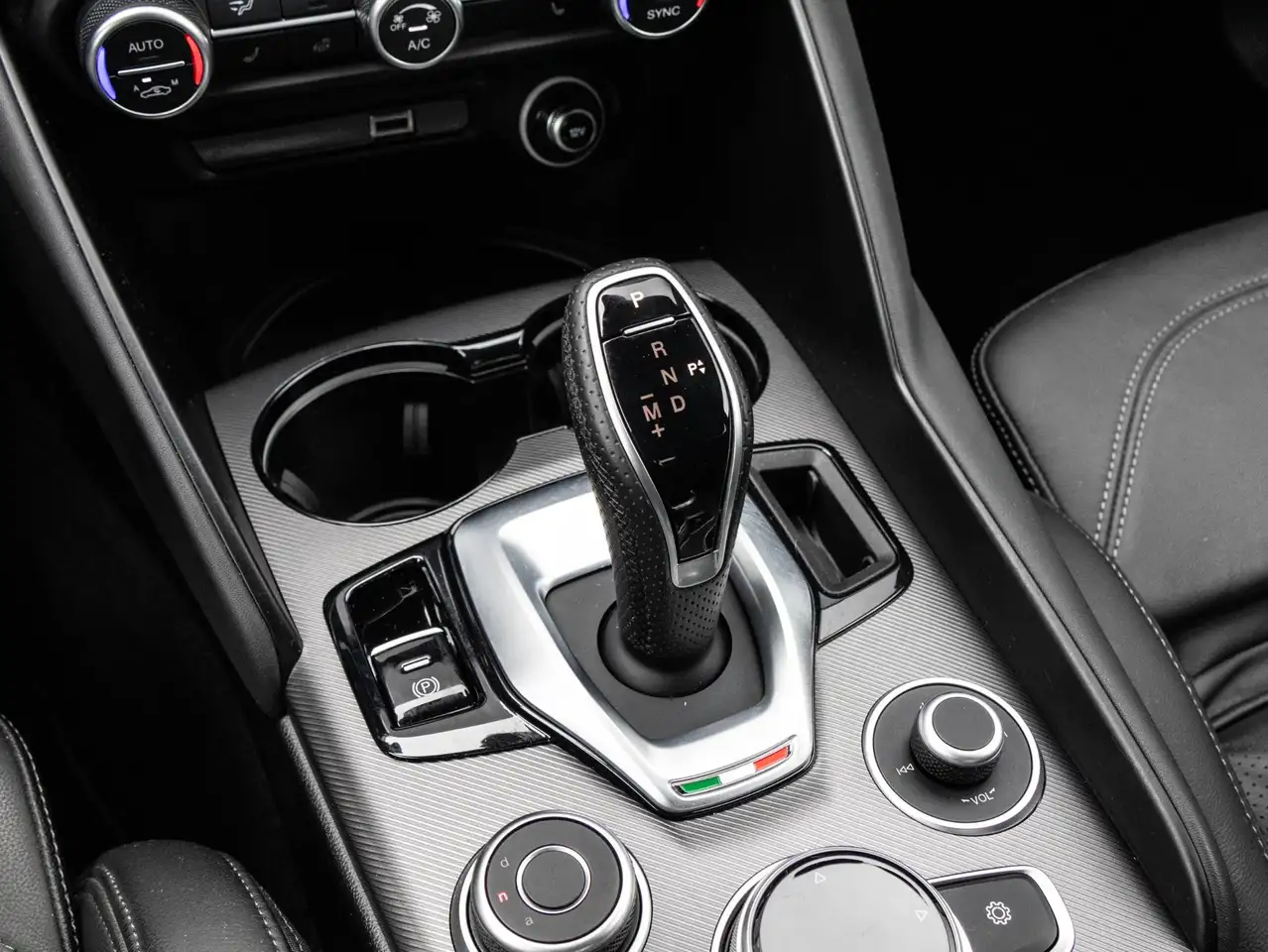 Alfa Romeo Giulia 2021 — фото 16